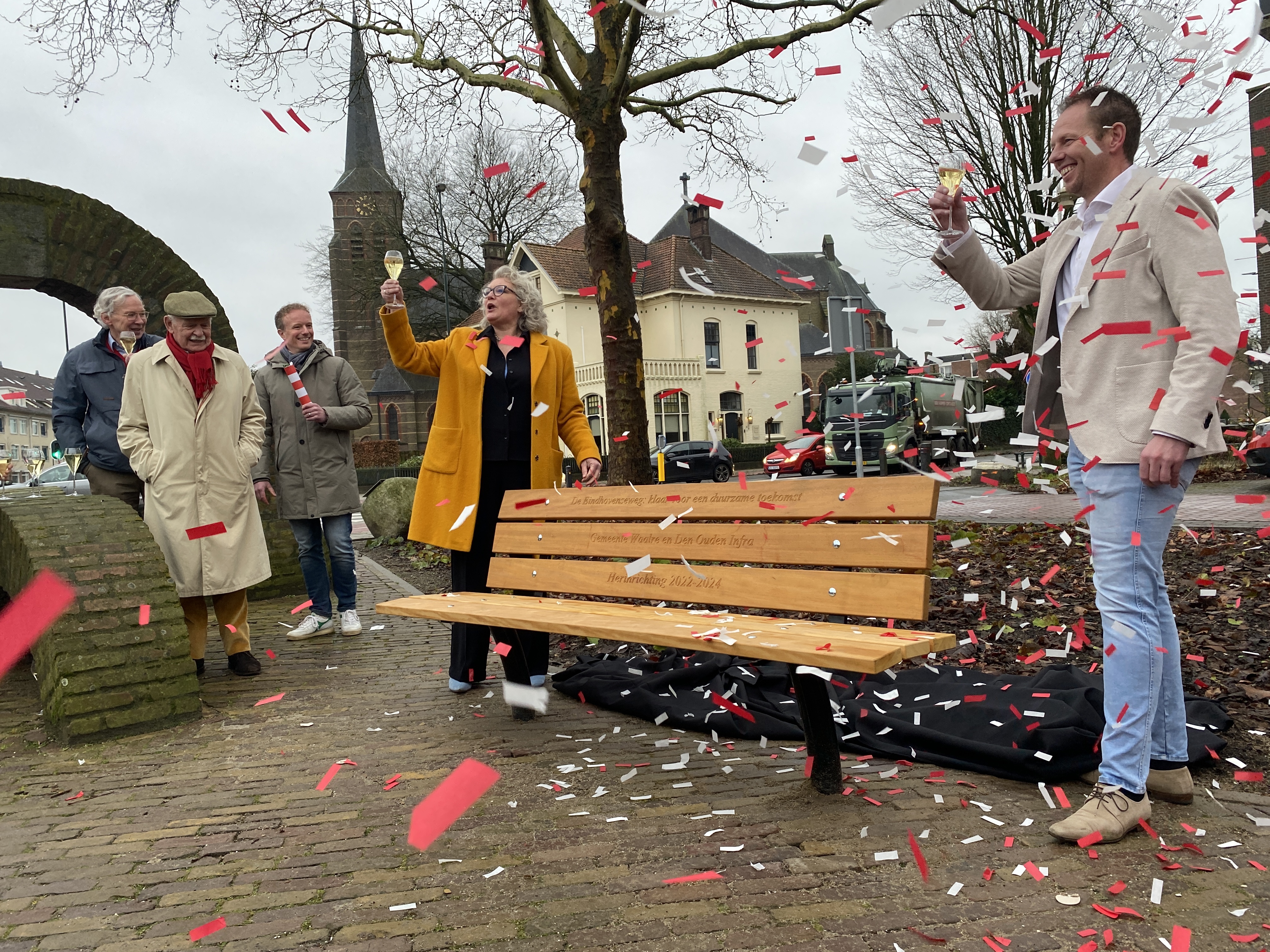 Wethouder Suzan van de Goor opent samen met aannemer Den Ouden de vernieuwde Eindhovenseweg.